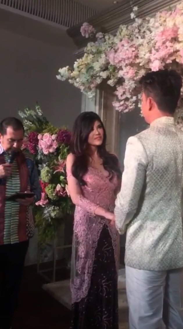 Setelah menyampaikan lamaran dan diterima, Dita dan Denny saling berjanji dengan dituntun pemuka agama. Mereka berjanji di hadapan Tuhan, bahwa akan selalu setia sampai pernikahan nanti. Selamat, Denny dan Dita!/ copyright instagram/carlitaweddingplanner