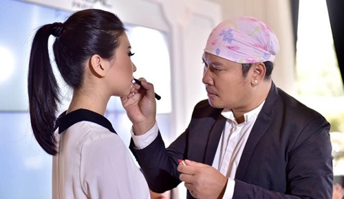 Adi saat memakaikan make up kepada salah satu kliennya | Photo: Copyright Doc Vemale.com