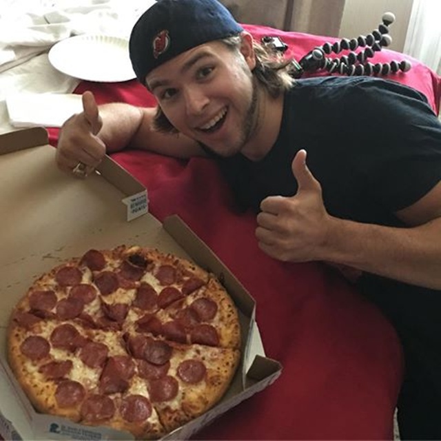 Pizza yang Brian makan mengandung kalori yang cukup banyak/copyright odditycentral.com