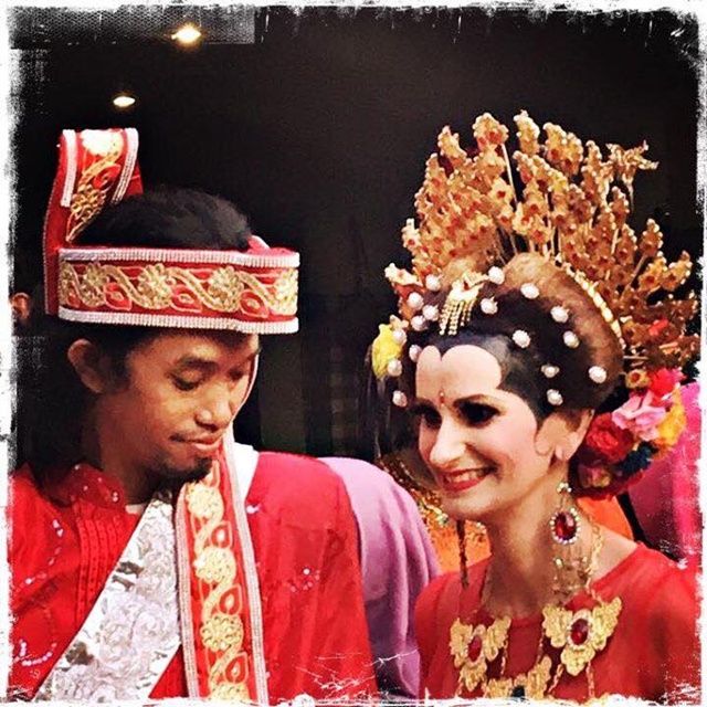 Pernikahan Ijal dan Julie dengan adat Makassar/copyright instagram.com/makassar_info