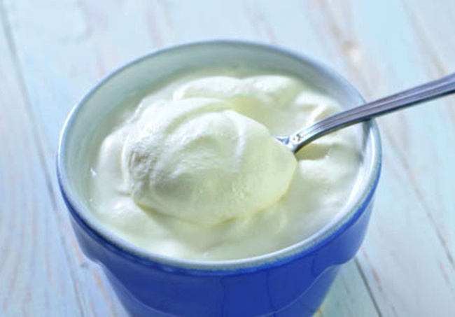 Masker yogurt bisa mengatasi masalah mata panda | Photo: Copyright Thinkstockphotos.com