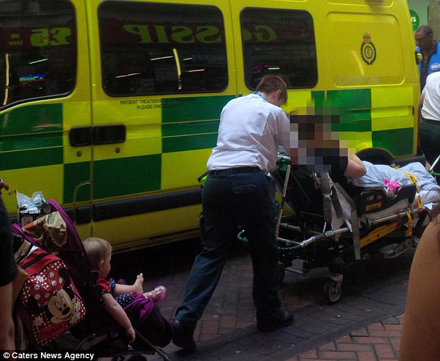 Dibawa ke rumah sakit untuk perawatan setelah melahirkan | Foto: copyright dailymail.co.uk