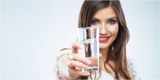 Minum air putih bantu turunkan berat badan/copyright Shutterstock.com