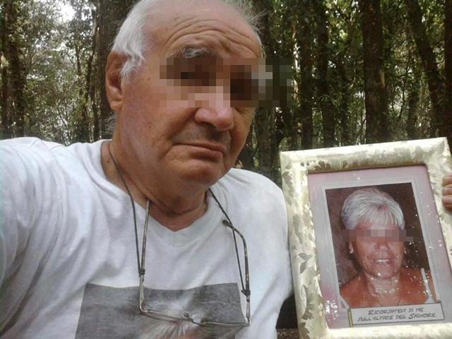 Kakek Giuseppe memperlihatkan foto mendiang sang istri/copyright thesun.co.uk