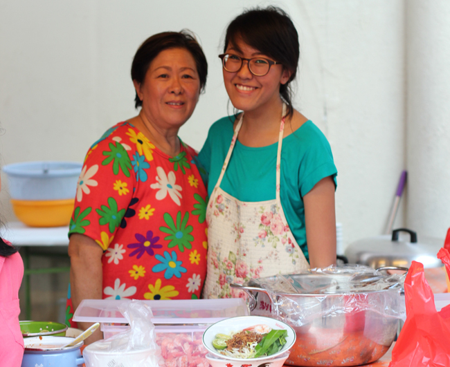 Bu Evie penjual Mie Kangkung