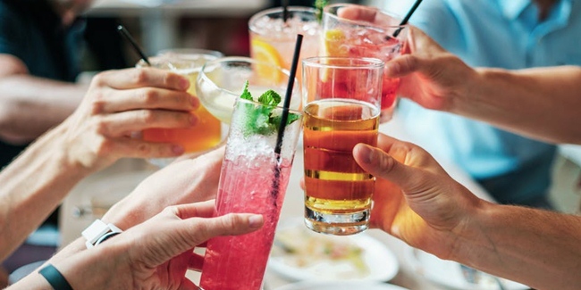 Kopi, alkohol dan minuman berkarbonasi bisa membuat bau mulut./copyright Pexels.com/Burst