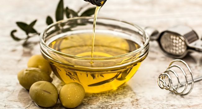 Oleskan minyak zaitun untuk merangsang pertumbuhan rambut bayi./copyright Pixabay.com/stevepb