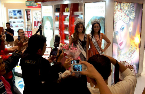 Putri Indonesia 2013 (Whulandary Herman) dan Miss Universe 2013 (Gabriela Isler) di counter Mustika Ratu | Foto: copyright Vemale.com
