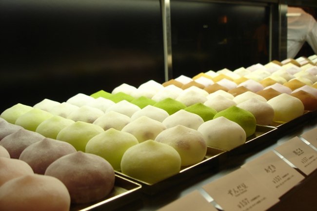 kue mochi tersedia di banyak toko kue di Jepang | foto: copyright guardian.com