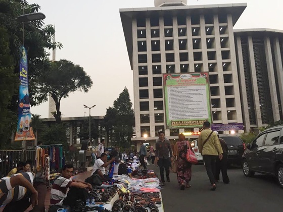 Suasana Masjid Istiqlal menjelang buka puasa | Photo: Copyright Doc Vemale.com