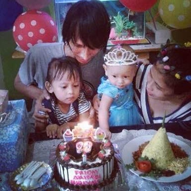 Nanik dan keluarga merayakan ulang tahun putri tercinta di kampung halaman | Photo: Copyright Doc Nanik Windriastuti