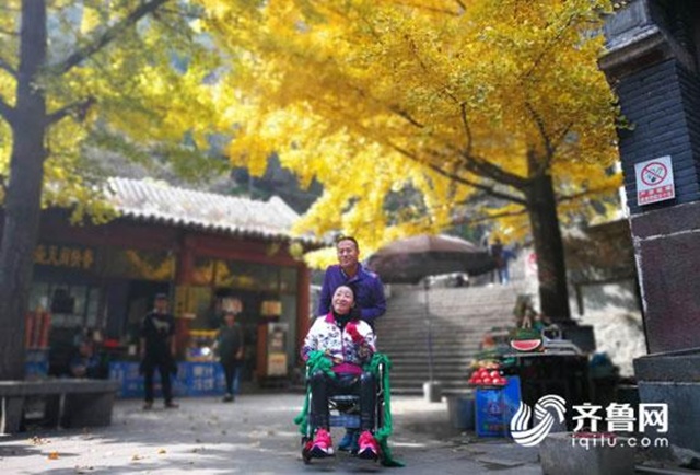 Zhang ingin menunjukkan bahwa ia begitu sayang terhadap istrinya, ia akan selalu ada untuknya kapan pun itu/copyright shanghaiist.com