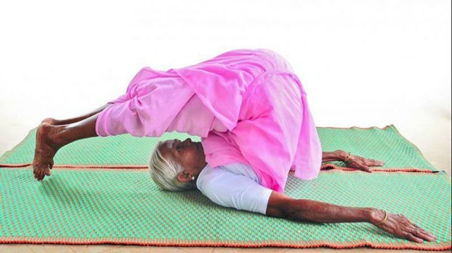 Nenek Nanamal adalah instruktur yoga usia 98 tahun | Photo: Copyright odditycentral.com
