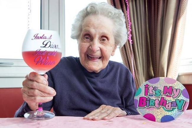 Nenek Maysie punya hobi merokok dan minum anggur setiap harinya | Photo: Copyright mirror.co.uk