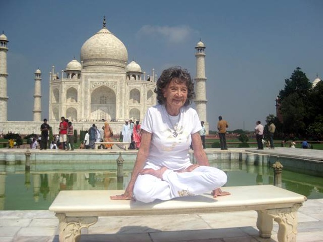 Nenek Tao saat melakukan yoga di depan Taj Mahal, India | Photo: Copyright today.com