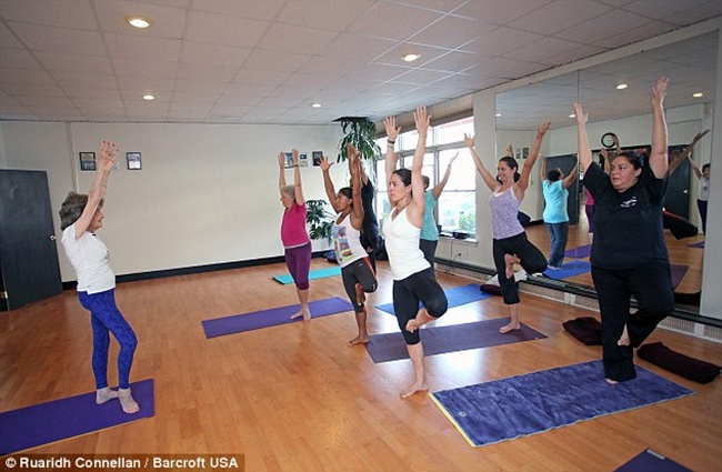 Nenek Tao sedang memberikan pelajaran yoga untuk murid-murdinya | Photo: Copyright dailymail.co.uk