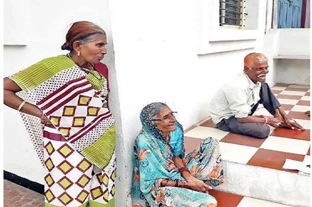 Nenek Saraswati dan keluarganya/copyright odditycentral.com