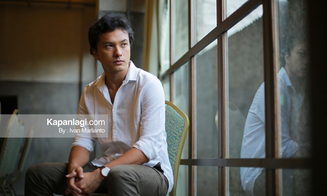 Dengan gaya berpakaian yang sederhana dan kasual justru membuat Nicholas Saputra tampak lebih keren, cool dan mengesankan/copyright KapanLagi.com/Ivan Marlianto