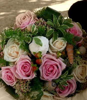 Bouqet bunga dengan hiasan kerang menyesuaikan dengan tema | copyright Vemale.com