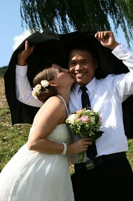 Pernikahan Sederhana Bule Eropa dengan Orang Jawa - Vemale.com