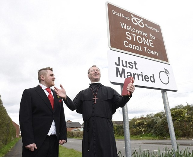 Saat menikah, Alexz didampingi dan diresmikan oleh pendeta setempat | Photo: Copyright dailymail.co.uk