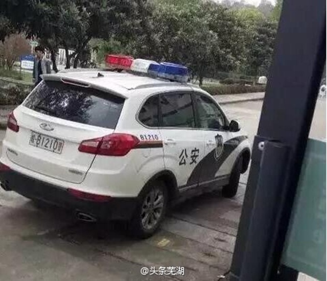 Pria dibawa ke kantor polisi | Photo: Copyright shanghaiist.com