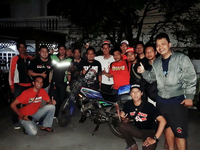 Pak Hermanto bersama anggota komunitas RX-King Jakarta | Photo: Copyright brilio.net