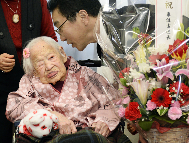 Nenek Okawa merayakn ulang tahun ke 117 pada 5 Maret 2015 | Photo: Copyright dailymail.co.uk