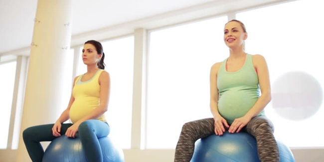 Ada baiknya mengikuti olahraga dengan bantuan pelatih khusus olahraga ibu hamil./Copyright shutterstock.com