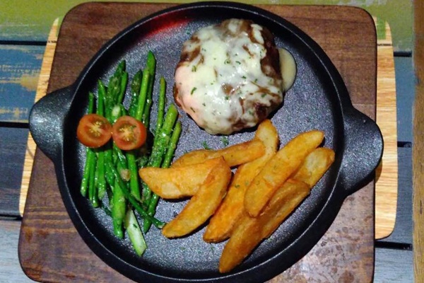 Cheesy Hamburg Steak/ copyright by vemale.com