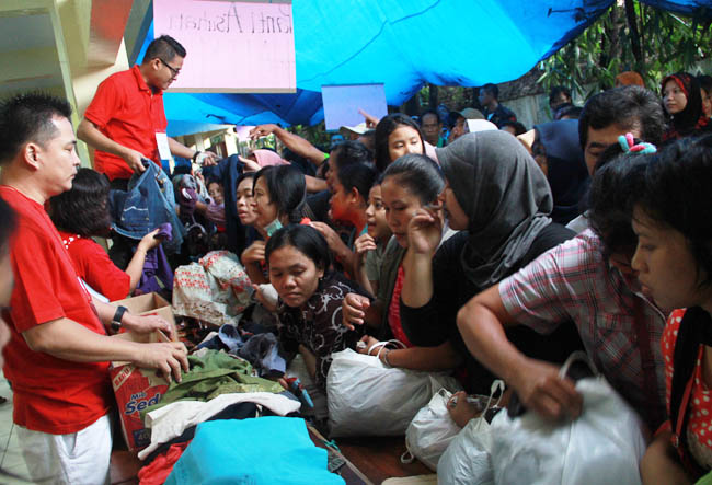 Antusias warga berbelanja di Pasar Murah Yayasan Hati Suci | Foto: copyright KapanLagi.com/Agus
