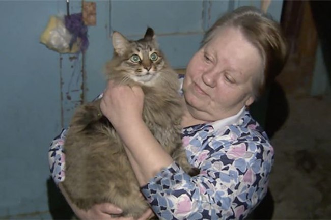 Irina menggendong Marsha, si kucing berjasa | foto: copyright dailymail.co.uk