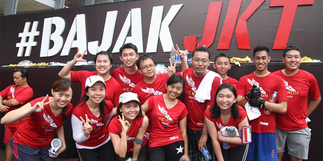 Para pelari merayakan keberhasilan mereka dalam Nike #BAJAKJKT 10K