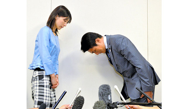 Permintaan maaf di depan para wartawan | Foto: copyright asahi.com