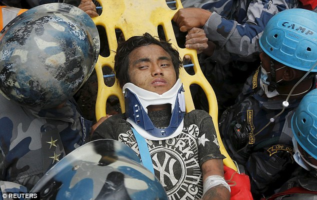 Pema remaja 15 tahun yang selamat dari gempa Nepal | Photo: Copyright dailymail.co.uk
