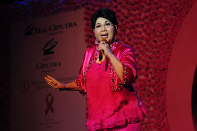 Penampilan Titiek Puspa dalam Charity Dinner Pink Ribbon Campaign Mal Ciputra Jakarta | copyright Vemale.com