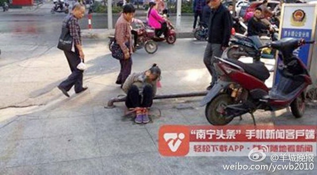Mengikat wanita di depan umum dilakukan agar ia jera | Photo: Copyright shanghaiist.com