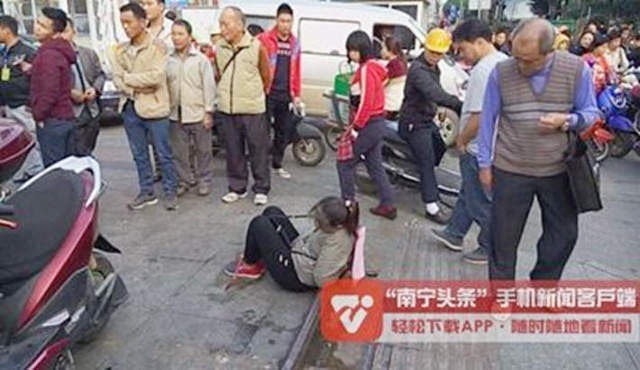 Semua orang di pasar bisa melihat si wanita saat ia diikat | Photo: Copyright shanghaiist.com