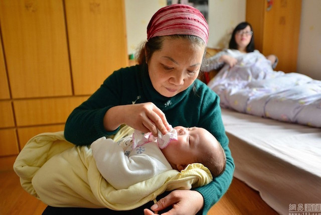 Gong Xingfang memperlakukan bayi asuhannya dengan baik dan lembut | Photo: Copyright shanghaiist.com