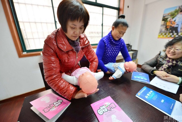 Ada pelatihan dan pembelajaran khusus untuk para pengasuh bayi | Photo: Copyright shanghaiist.com