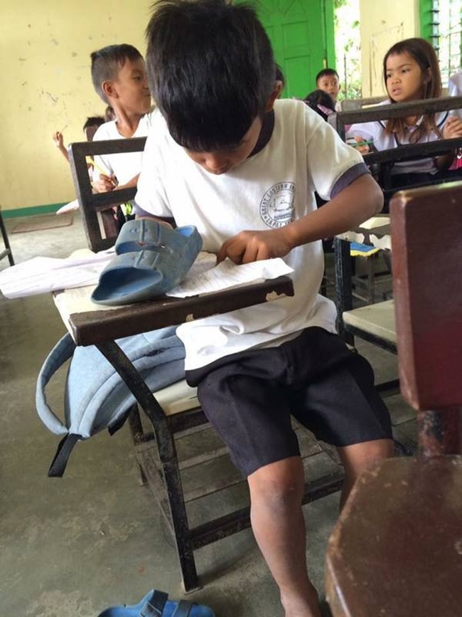 Harold menggunakan sandalnya sekaligus sebagai penghapus di sekolah | Photo: Copyright adukasyon.ph