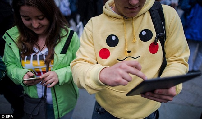 Pokemon Go telah membuat banyak pencinta game berlomba-lomba memainkan game ini | Photo: Copyright dailymail.co.uk