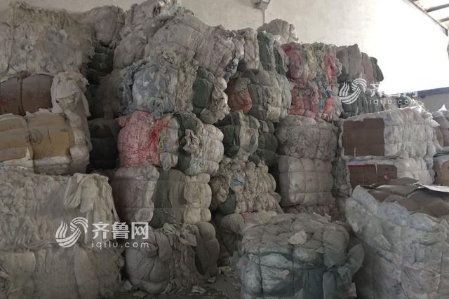 Tumpukan bahan baku untuk pembuatan popok dewasa dengan kualitas buruk | Photo: Copyright shanghaiist.com