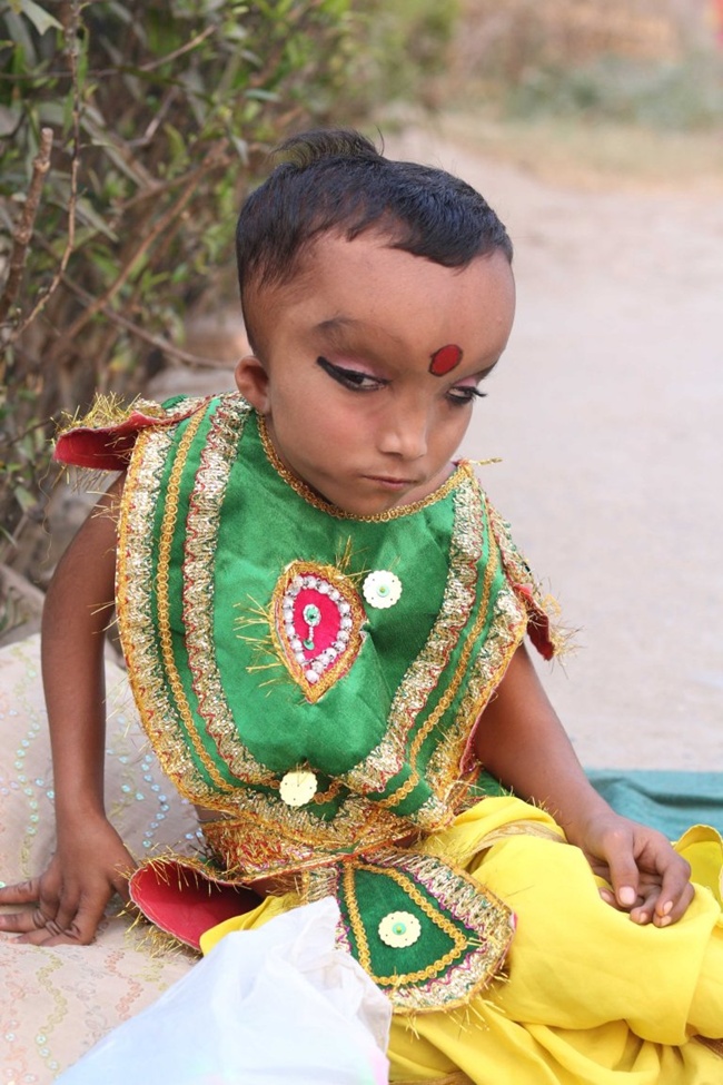 Pranshu, seorang anak yang dipercaya sebagai reinkarnasi dewa | Photo: Copyright metro.co.uk