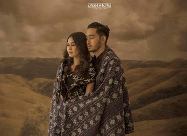 Syahnaz dan Jeje pun juga sempat terlibat dalam sesi photoshoot yang dilakukan oleh Diera untuk pameran berteman nusantara miliknya. Mengenakan kain yang khas, keduanya nampak menutup mata dan berpelukan. Manis! /instagram.com/dierabachir/ssm