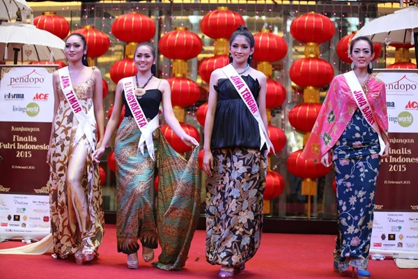 Para finalis Puteri Indonesia terlihat lebih cantik, anggun dan elegan dengan busana tradisional batik serta tenun | Photo: Copyright Doc vemale.com