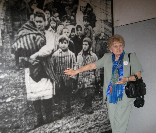 Eva Menunjukkan Foto Lama Peristiwa Perang | Foto: copyright Dailymail.co.uk