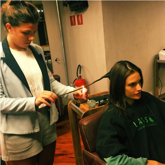 Alessandra Ambrosio melakukan treatment rambut dibakar/ copyright by @alessandraambrosio