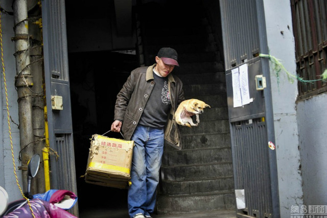 Sang suami begitu sayang terhadap hewan adobsinya | Photo: Copyright shanghaiist.com