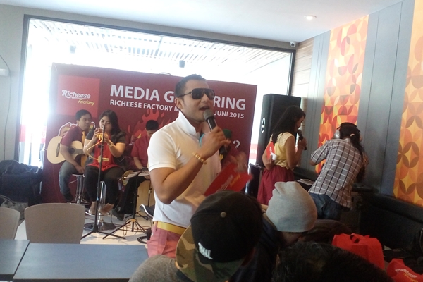 Suasana Grand Opening Richeese Factory Malang/ copyright by Vemale.com